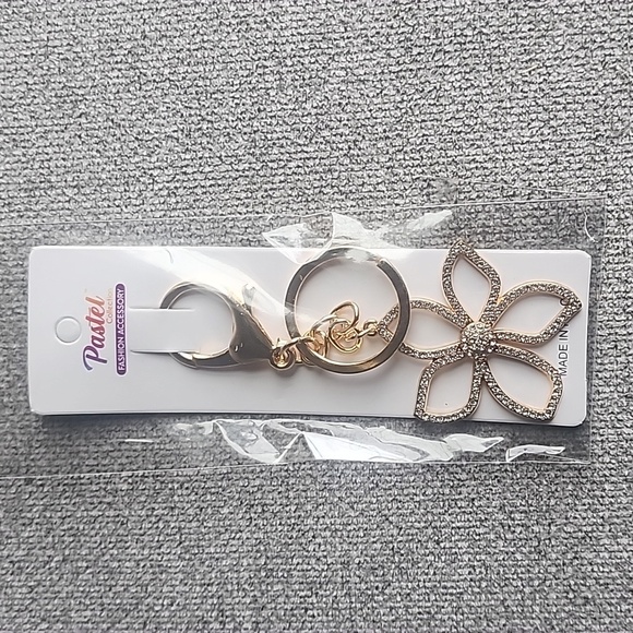 COPY - NWT Gold Flower Keychain/Bag Charm - Picture 1 of 1